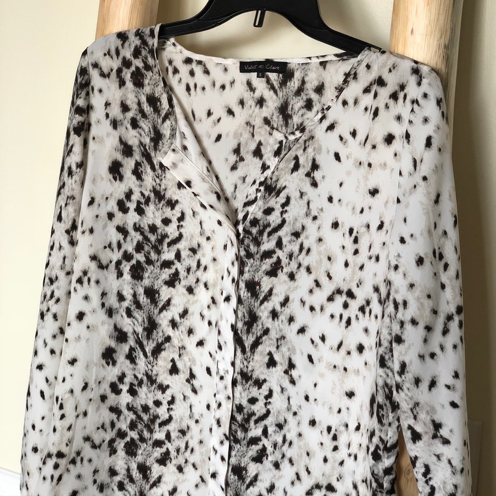 Cute snow leopard print top - sz s